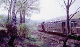 Lokomotywa spalinowa SM42 z piętrowymi wagonami osobowymi. Wałbrzych. Rok 1980...